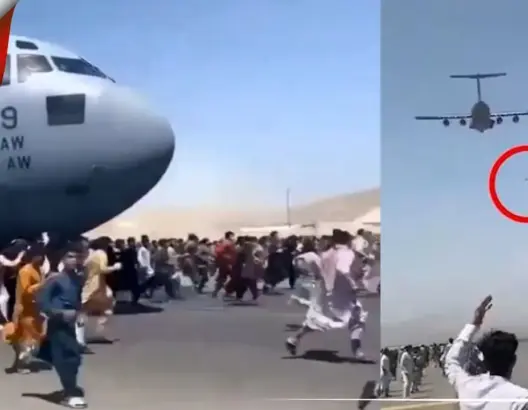 في مشهد صادم.. مواطنون أفغان يتشبثون بعجلات طائرة أمريكية أثناء إقلاعها وآخرون يسقطون من الأعلى (فيديو)