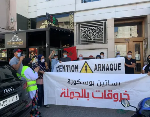 “تلاعب” في الأسعار و”تماطل” في تسليم الشقق.. زبناء “بساتين بوسكورة” يحتجون بالبيضاء 