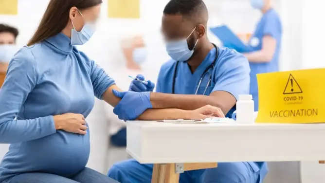 وفاة 15 سيدة حامل بكورونا يدفع وزير الصحة لتوسيع التلقيح على جميع الحوامل