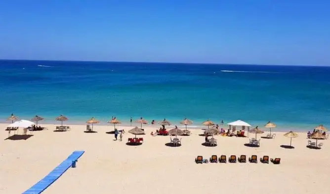وسط صدمة عائلاتهن .. شاطئ بضواحي طنجة “يبتلع” 3 فتيات