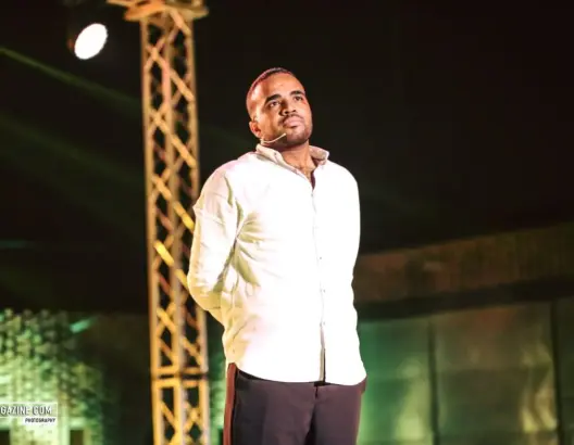 شخص ينتحل شخصية الكوميدي باسو ويطلب من أحد أصدقائه مبلغا ماليا لدفع مصاريف المستشفى