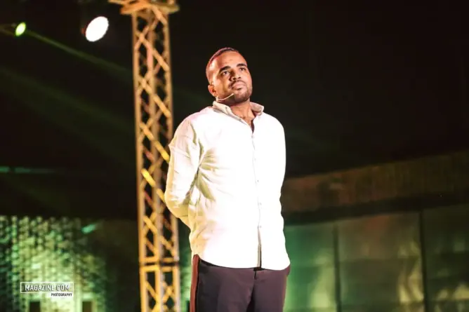شخص ينتحل شخصية الكوميدي باسو ويطلب من أحد أصدقائه مبلغا ماليا لدفع مصاريف المستشفى