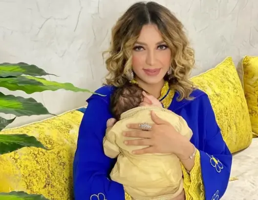 في مبادرة إنسانية.. فنانة مغربية تقرر تبني رضيعة وُجدت مرمية وسط الأزبال