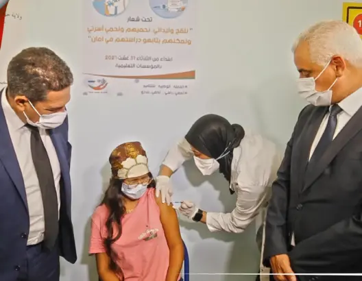 أمزازي وأيت الطالب يشرفان على انطلاق عملية تلقيح التلاميذ من 12 إلى 17 سنة