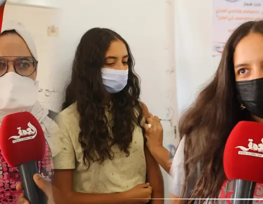 تلاميذ يتوافدون بكثافة على الثانويات رفقة آبائهم لتلقي اللقاح ضد كورونا