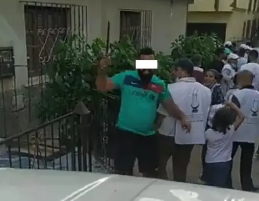 خطير.. بلطجي يرفع سيفا في وجه حملة انتخابية للبيجيدي ببوزنيقة