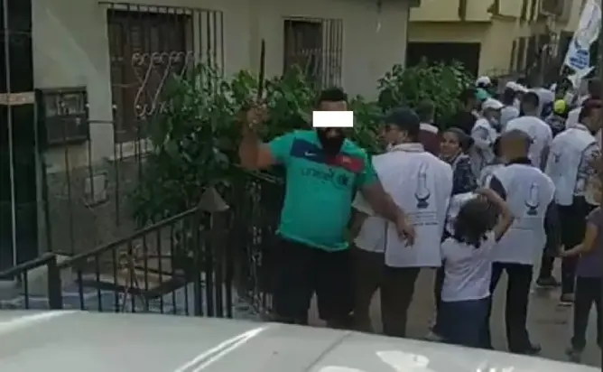 خطير.. بلطجي يرفع سيفا في وجه حملة انتخابية للبيجيدي ببوزنيقة