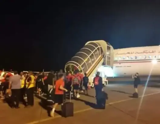 بعد ساعات من الرعب جراء الانقلاب بغينيا .. طائرة الأسود في طريقها للمغرب (فيديو)