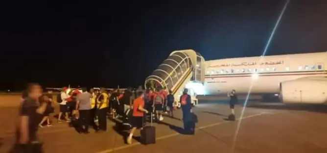 بعد ساعات من الرعب جراء الانقلاب بغينيا .. طائرة الأسود في طريقها للمغرب (فيديو)