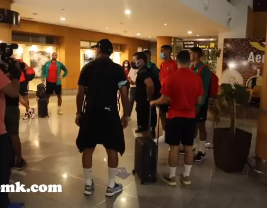 بعد الانقلاب العسكري بغينيا.. المنتخب المغربي يصل مطار الرباط سلا (فيديو)