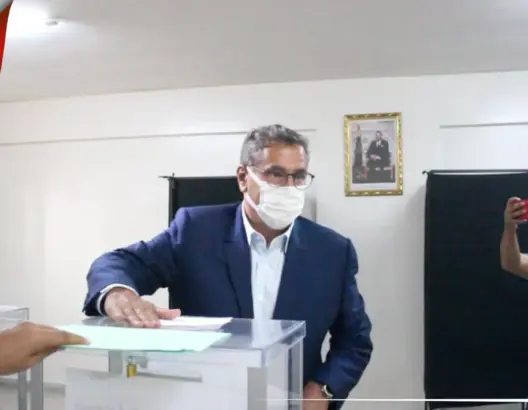 بمعية زوجته.. أخنوش يدلي بصوته بأحد مراكز الإقتراع وسط مدينة أكادير