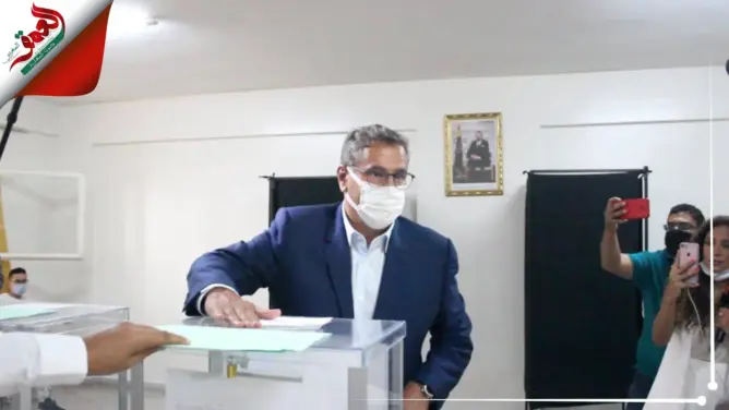 بمعية زوجته.. أخنوش يدلي بصوته بأحد مراكز الإقتراع وسط مدينة أكادير