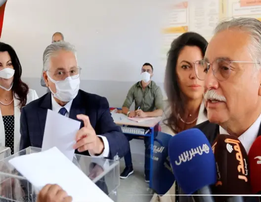 رفقة زوجته .. نبيل بنعبد الله يدلي بصوته في الانتخابات بمدينة الرباط (فيديو)