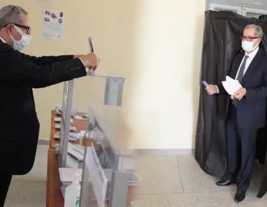 الأمين العام لحزب “السنبلة” امحند لعنصر يدلي بصوته في الانتخابات بإيموزار