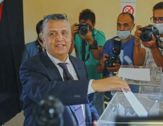 وهبي يدلي بصوته في الانتخابات.. ويصرح: صوت للديمقراطية (فيديو)