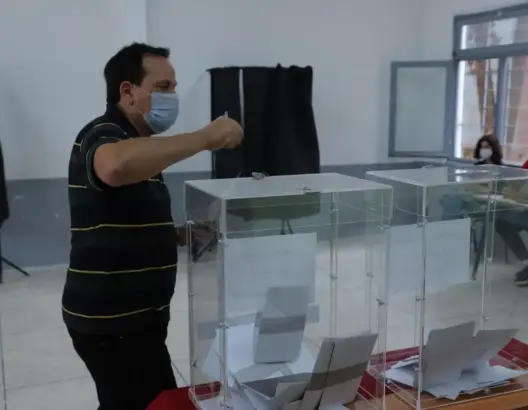 الإستقلال والأحرار يفوزان بمقعدي البرلمان في دائرة الحاجب