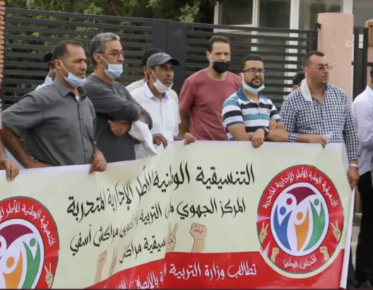 الأطر الإدارية المتدربة تواصل الاحتجاج بمراكش بعد إخلاء الأكاديمية مسؤوليتها عن الملف (فيديو)
