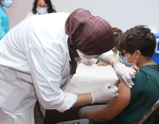 لماذا قرر المغرب تلقيح المراهقين والأطفال؟ مختصون طبيون يجيبون