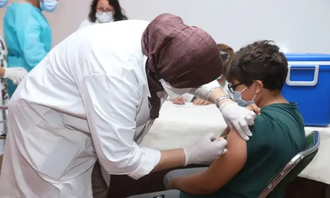 أعراض “خطيرة” تصيب تلاميذ بعد تلقيحهم.. ومطالب لوزارة الصحة بتقديم توضيحات