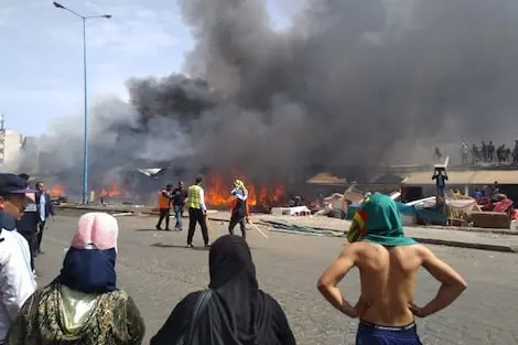 خلف خسائر مادية.. حريق مهول يأتي على عدد من محلات “سوق الطماطم” بأيت ملول