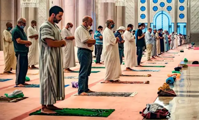 المساجد تعيد فتح أبوابها أمام المصلين في صلاة العشاء بمدن الشمال