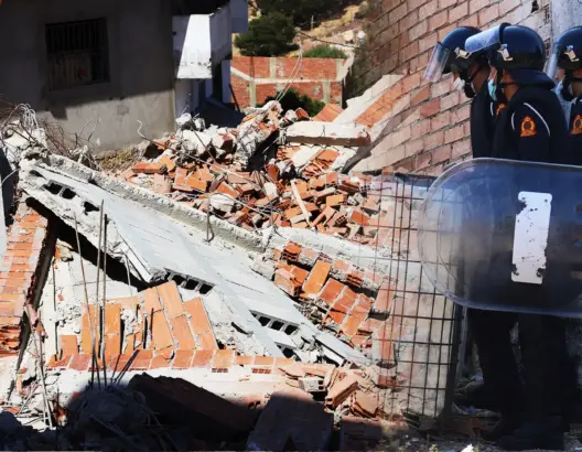 أمام صدمة سكانها.. سلطات طنجة تهدم منازل عشوائية بحي الزياتن (فيديو)