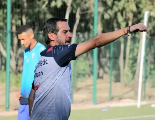 رسميا: المغرب التطواني يفسخ عقد مدربه الإسباني.. وجريندو الأقرب لتعويضه