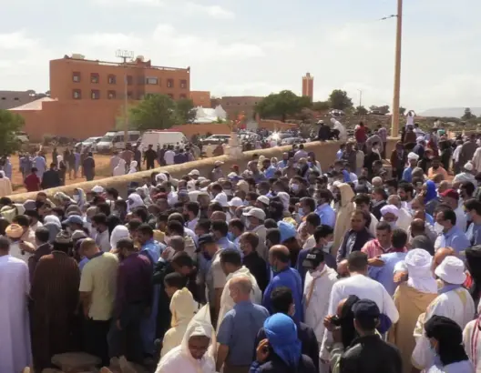المئات يشيعون عبد الوهاب بلفقيه إلى مثواه الأخير بمسقط رأسه بسيدي إفني (فيديو)