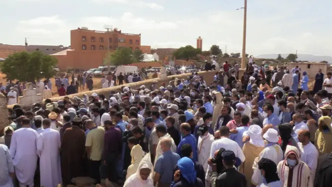 المئات يشيعون عبد الوهاب بلفقيه إلى مثواه الأخير بمسقط رأسه بسيدي إفني (فيديو)