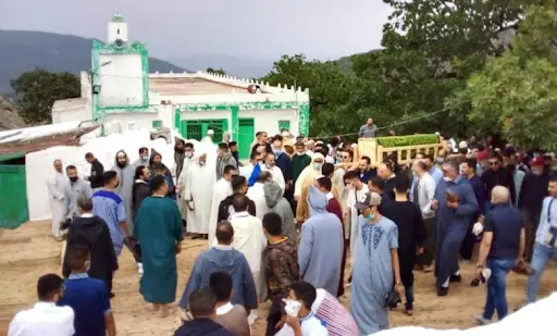سلطات طنجة تتدخل لمنع دفن شيخ الزاوية الديلالية الهوارية في منزله بطنجة