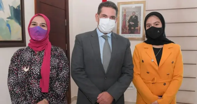وصيفة بطل “تحدي القراءة العربي”.. أمزازي يستقبل التلميذة سارة الضعيف