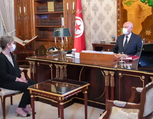 الأزمة السياسية بتونس تتواصل.. الرئيس قيس يقيل رئيسة الحكومة