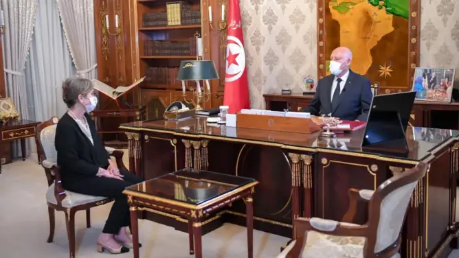 الأزمة السياسية بتونس تتواصل.. الرئيس قيس يقيل رئيسة الحكومة