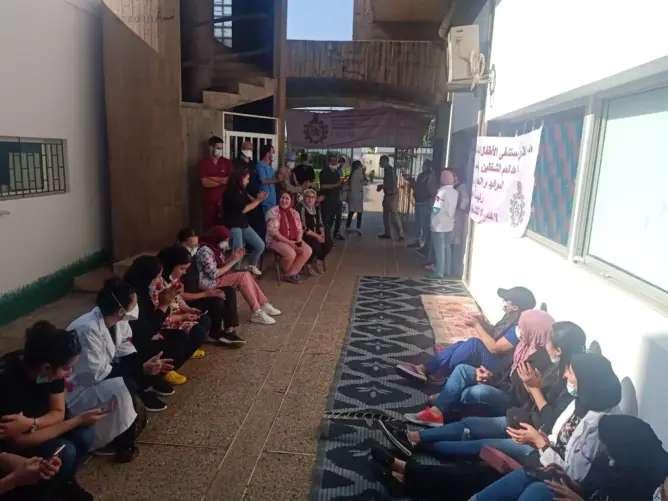 اعتصام بمصلحة طب المواليد بـ”ابن سينا”.. وبركات تحمل النقابة مسؤولية ما قد يحدث (فيديو)
