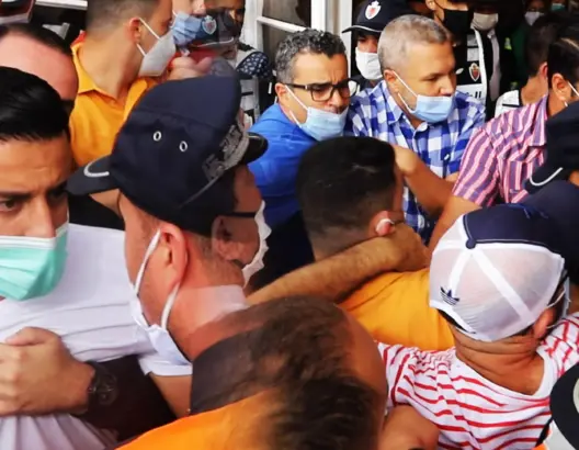 شاهد لحظة منع الصحافيين من ولوج جلسة انتخاب رئيس مقاطعة طنجة المدينة (فيديو)