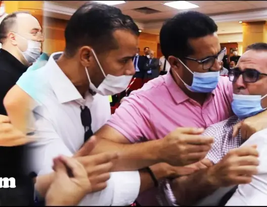 فوضى وتشابك بالأيادي خلال انتخاب رئيس مقاطعة الشرف مغوغة بطنجة (فيديو)