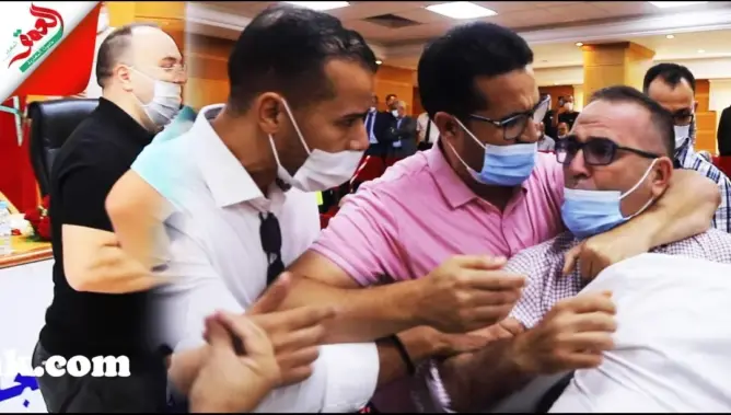 فوضى وتشابك بالأيادي خلال انتخاب رئيس مقاطعة الشرف مغوغة بطنجة (فيديو)