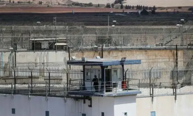 أسرى “الهروب الكبير” الفلسطينيون مُكبّلون في زنازين انفرادية بسجون إسرائيلية