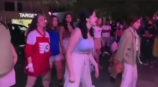 لبنانيات يرددن أغنية “في بلادي ظلموني” (فيديو)