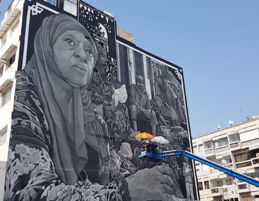 مكسيكية تبدع في رسم لوحة فنية لسوق “بوقرون” على جدار عمارة بالرباط (فيديو)
