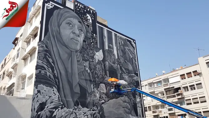 مكسيكية تبدع في رسم لوحة فنية لسوق “بوقرون” على جدار عمارة بالرباط (فيديو)