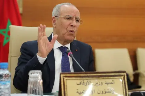 بعد الضجة.. التوفيق يأمر بحذف عبارات لـ”الشذوذ الجنسي” من مقرر لمحو الأمية