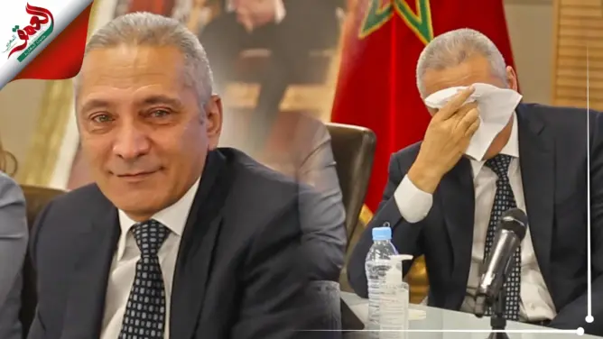 العلمي يذرف الدموع أثناء تسليم السلط مع الوزير الجديد رياض مزور (فيديو)