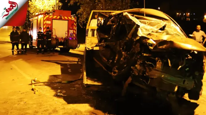 مصرع شخصين في اصطدام بين سيارة لنقل العمال وسيارة خفيفة بطنجة (فيديو)