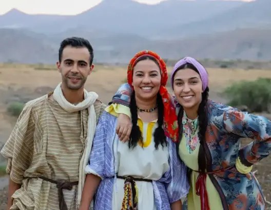 خديجة زروال تعيش قصة حب مع زوجها في سلسلة “الصك والغنيمة” (فيديو)