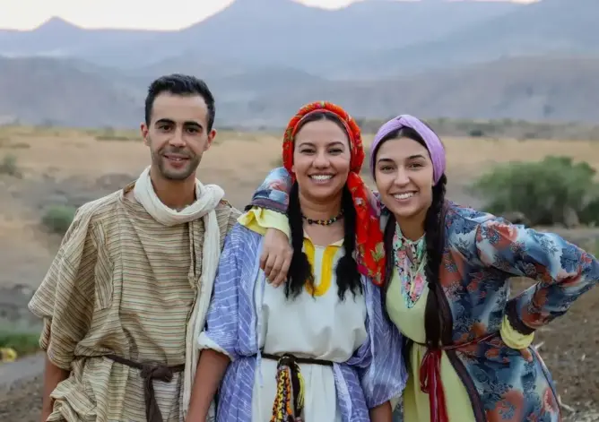 خديجة زروال تعيش قصة حب مع زوجها في سلسلة “الصك والغنيمة” (فيديو)