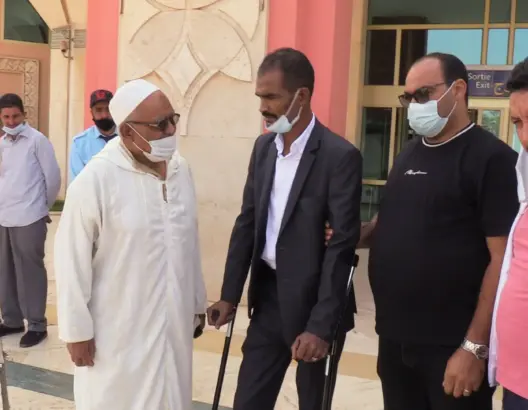 السائق المغربي الناجي من الهجوم المسلح بمالي يصل أرض الوطن (فيديو)