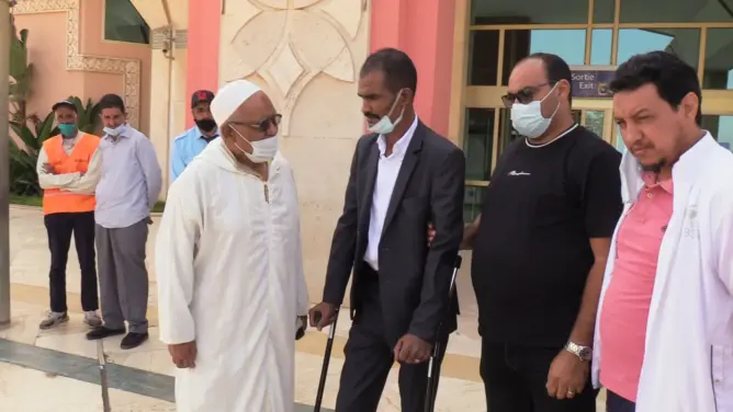 السائق المغربي الناجي من الهجوم المسلح بمالي يصل أرض الوطن (فيديو)