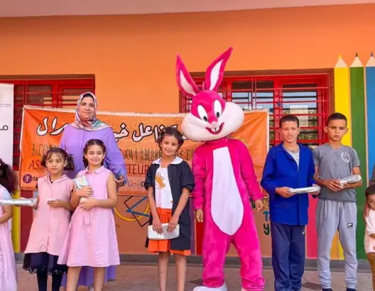 بحفل ترفيهي.. “فاعل خير” بني ملال تبدد مخاوف التلاميذ من المدرسة (صور)