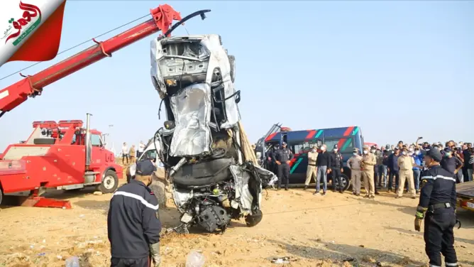 لحظة إخراج سيارة حادثة “عنق الجمل” من البحر.. وجمعوي يفند إشاعة “العشيقة” (فيديوهات)